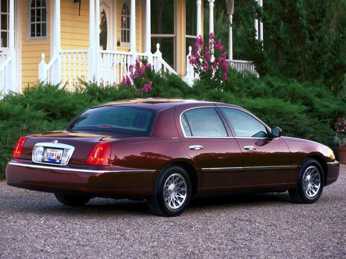 Lincoln town car price new